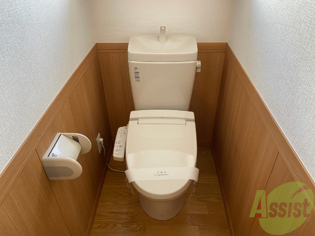 トイレ　トイレはこちらです。十分な広さがございますね