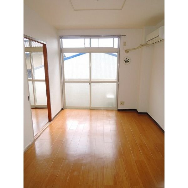 居室・リビング　光溢れるお部屋です