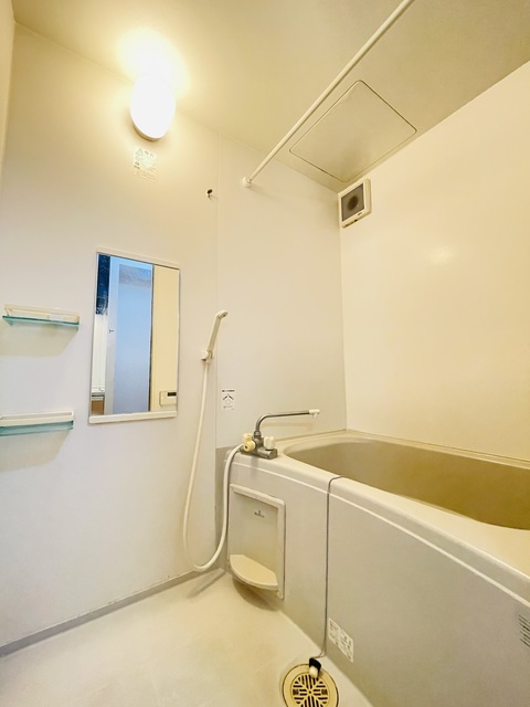 バス・シャワールーム　清掃前の写真です