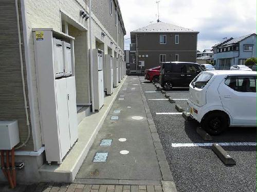 エントランス　現況優先。写真は1Ｆ。