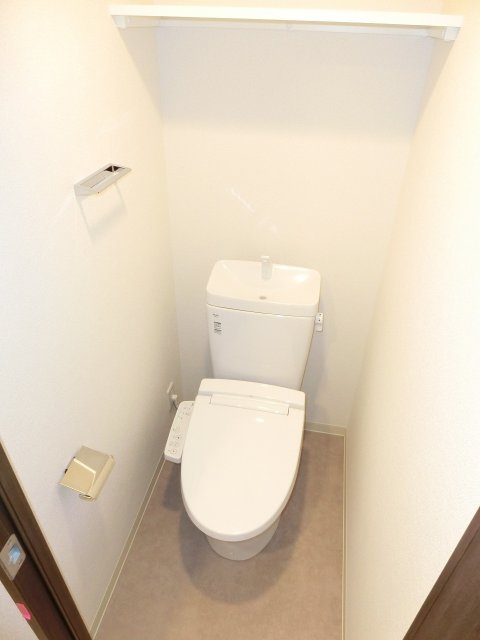 トイレ　同物件別号室の写真です。