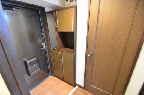 玄関　下駄箱とトイレの入口
