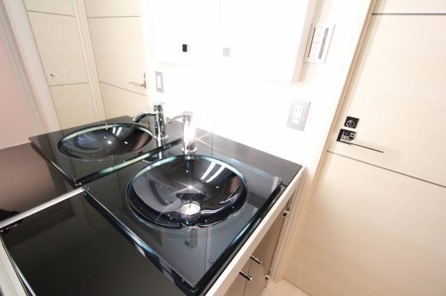 洗面設備　おしゃれな洗面台です