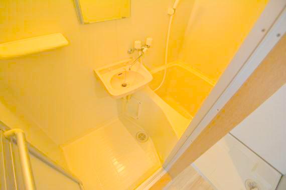 バス・シャワールーム　コンパクトサイズのお風呂です。お掃除も楽にできますよ。