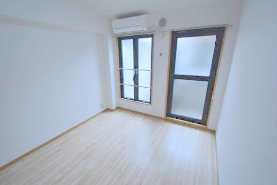 居室・リビング　窓が大きいので圧迫感がありません。日光浴が日課になりそう。