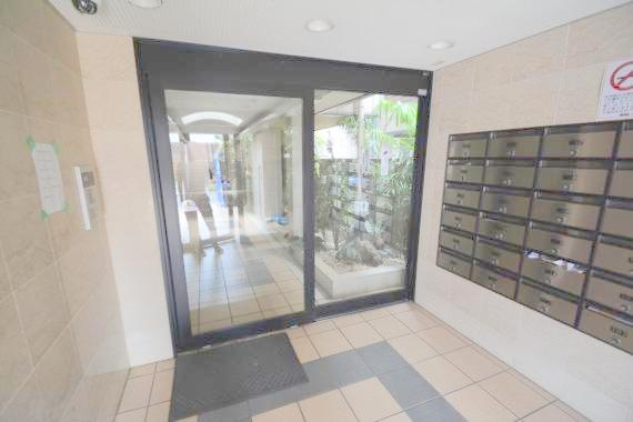 ロビー　オシャレなロビーは安心のオートロック付きです。