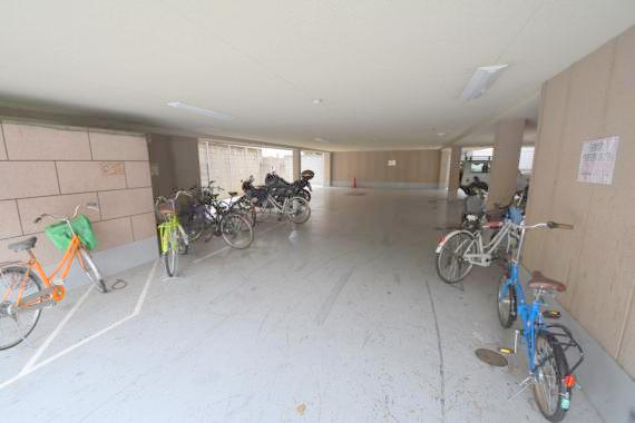 駐車場　敷地内には入居者専用の駐輪スペースもあります。