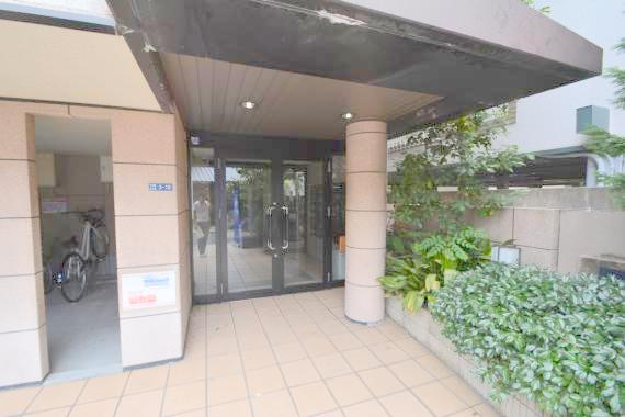 エントランス　エントランス周辺はいつもキレイに片付けられています。