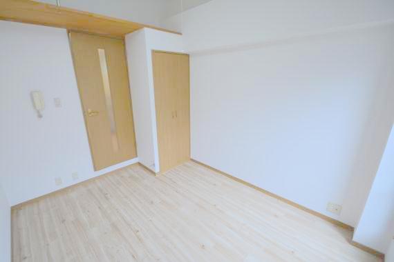 その他部屋・スペース　朝には心地よい光が差し込む、このお部屋でお休みください。