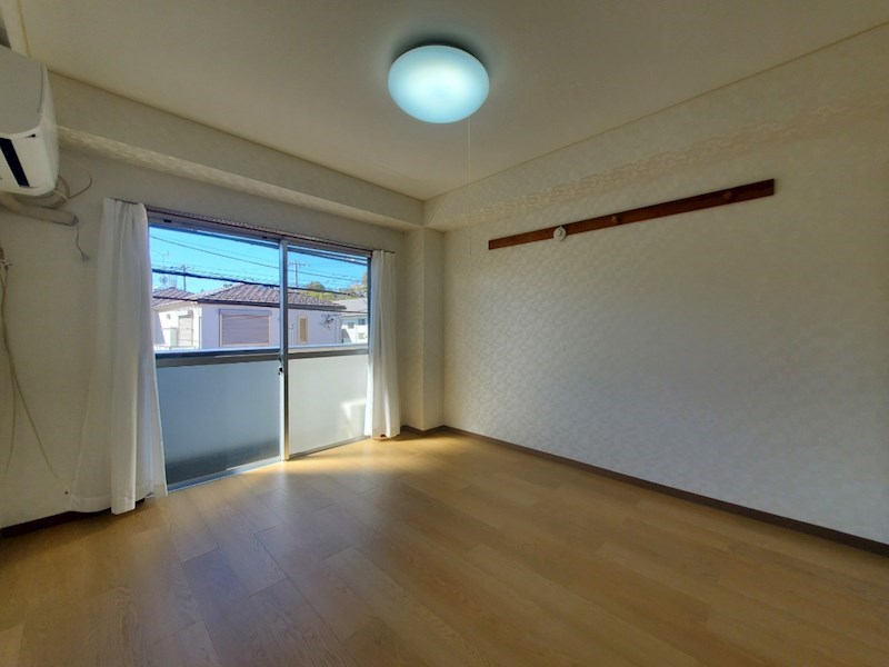 居室・リビング　エアコン・照明付きのリビングです。