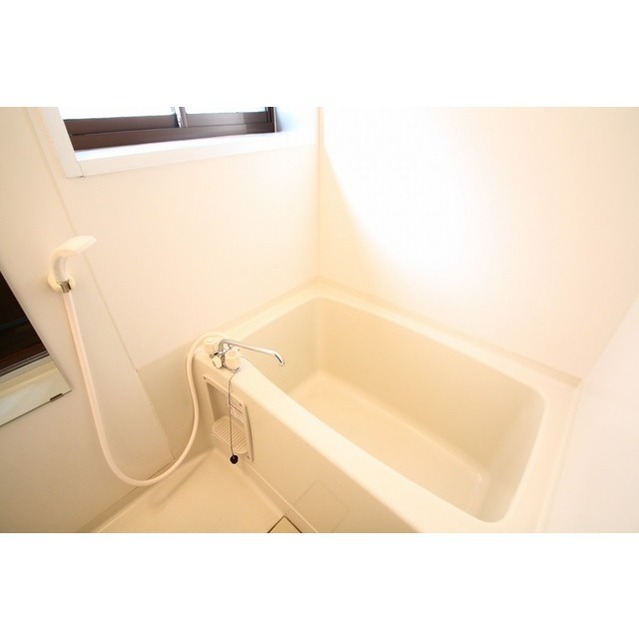 バス・シャワールーム　換気しやすい窓付き浴室