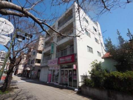 建物外観　シンプルで落ち着いたデザインの外観です