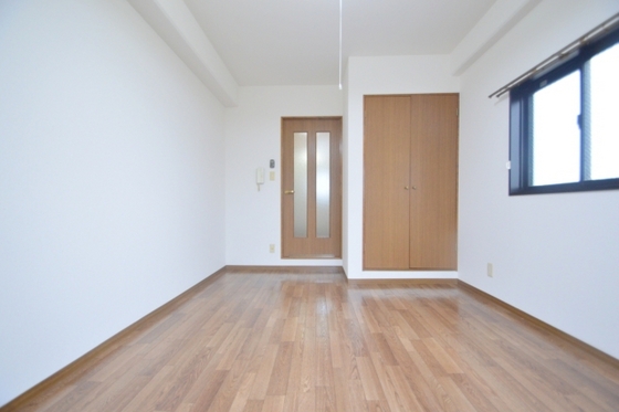 居室・リビング　洋室７．２帖・角部屋２面採光のお部屋♪