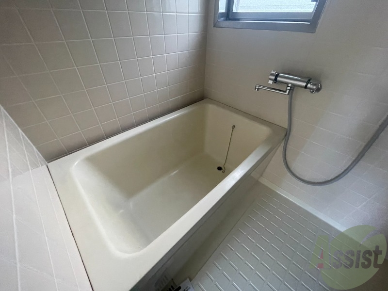 バス・シャワールーム　浴室はこちらのユニットバスです。一日の疲れを癒しましょう。