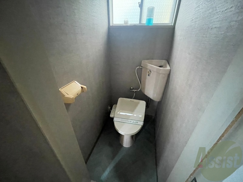 トイレ　トイレはこちらのウォシュレット付きになりますね。