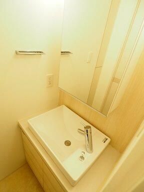 洗面設備　ゆったりとスペースのある洗面所