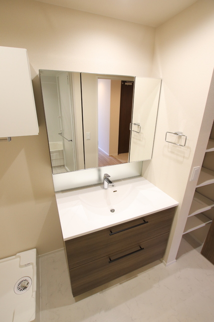 洗面設備　収納力高めの独立洗面台◎