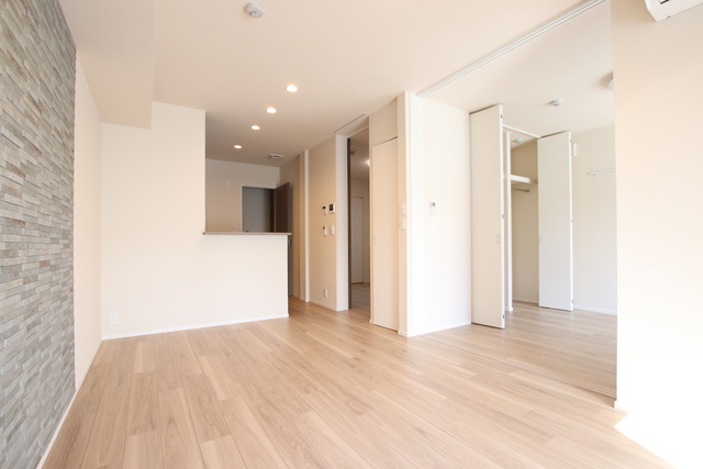 居室・リビング　１１帖のＬＤＫ　カウンターキッチンで会話がはずみますね♪