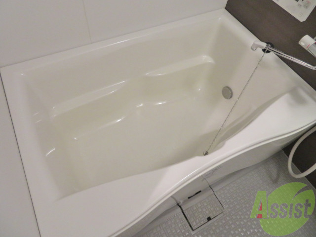 バス・シャワールーム　バスルームは狭すぎず、シャワーも浴びやすそうです。