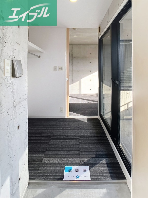 玄関　リビング