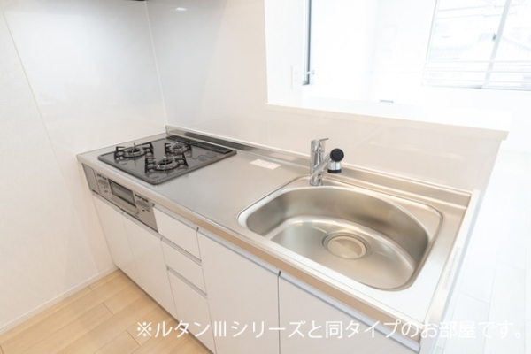 キッチン　※参考写真　同建築メーカー施工の同間取完成他物件のものです。