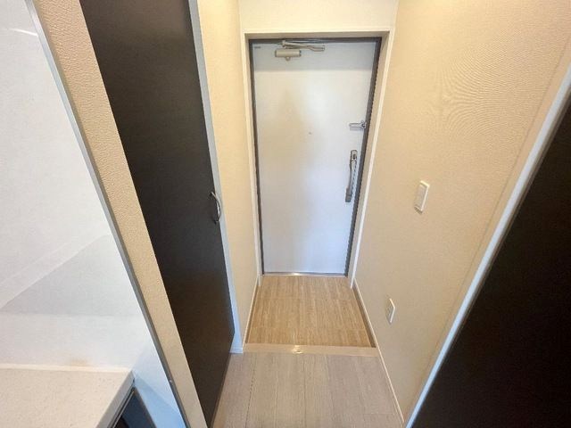 玄関　色合いは異なる場合があります(イメージ)色合いは異なる場合が