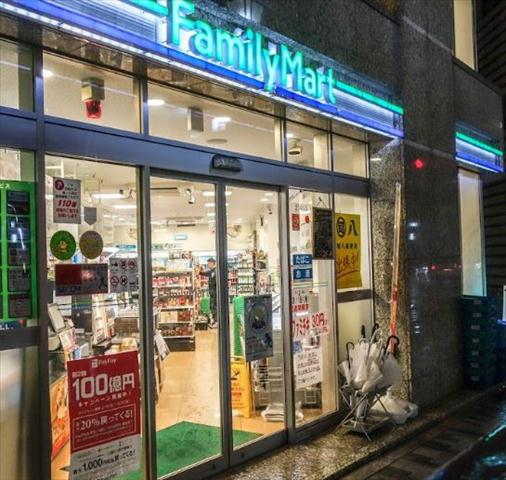 コンビニ　ファミリーマート神宮前三丁目店（コンビニ）まで564m
