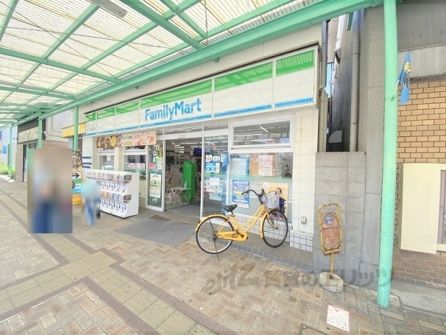 コンビニ　ファミリーマート枚方公園駅前店（コンビニ）まで700m