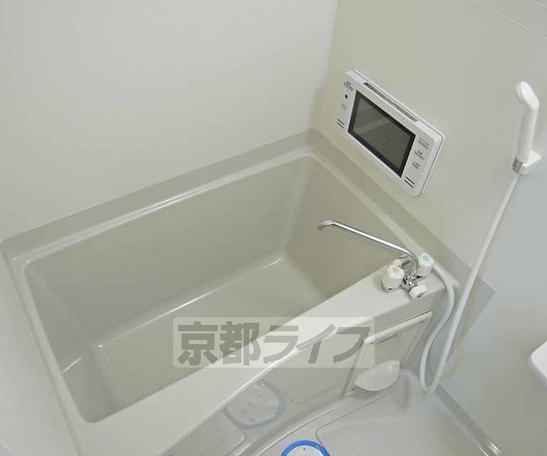 バス・シャワールーム　清潔感のあるお風呂です。