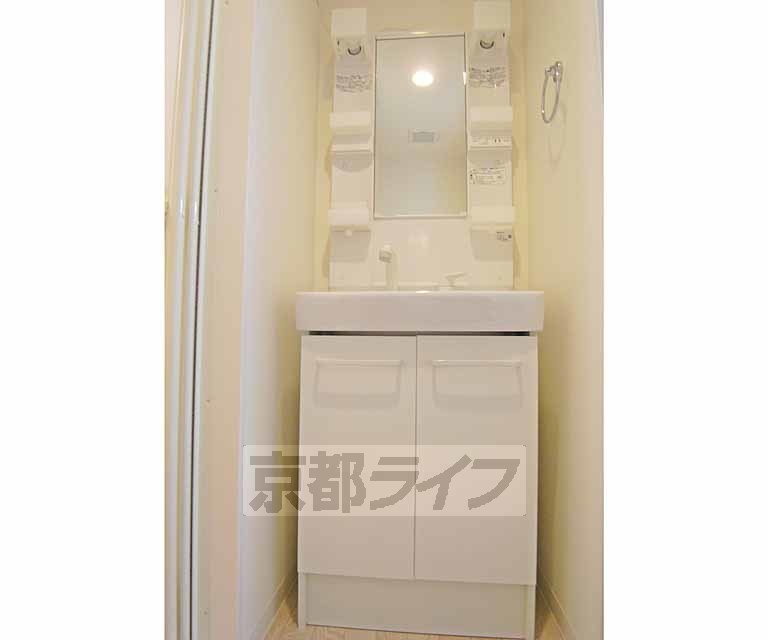 洗面設備　綺麗な洗面台です。