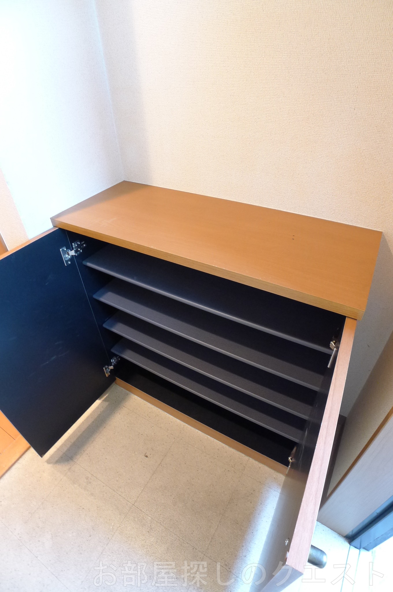 玄関　（写真は同仕様反転）