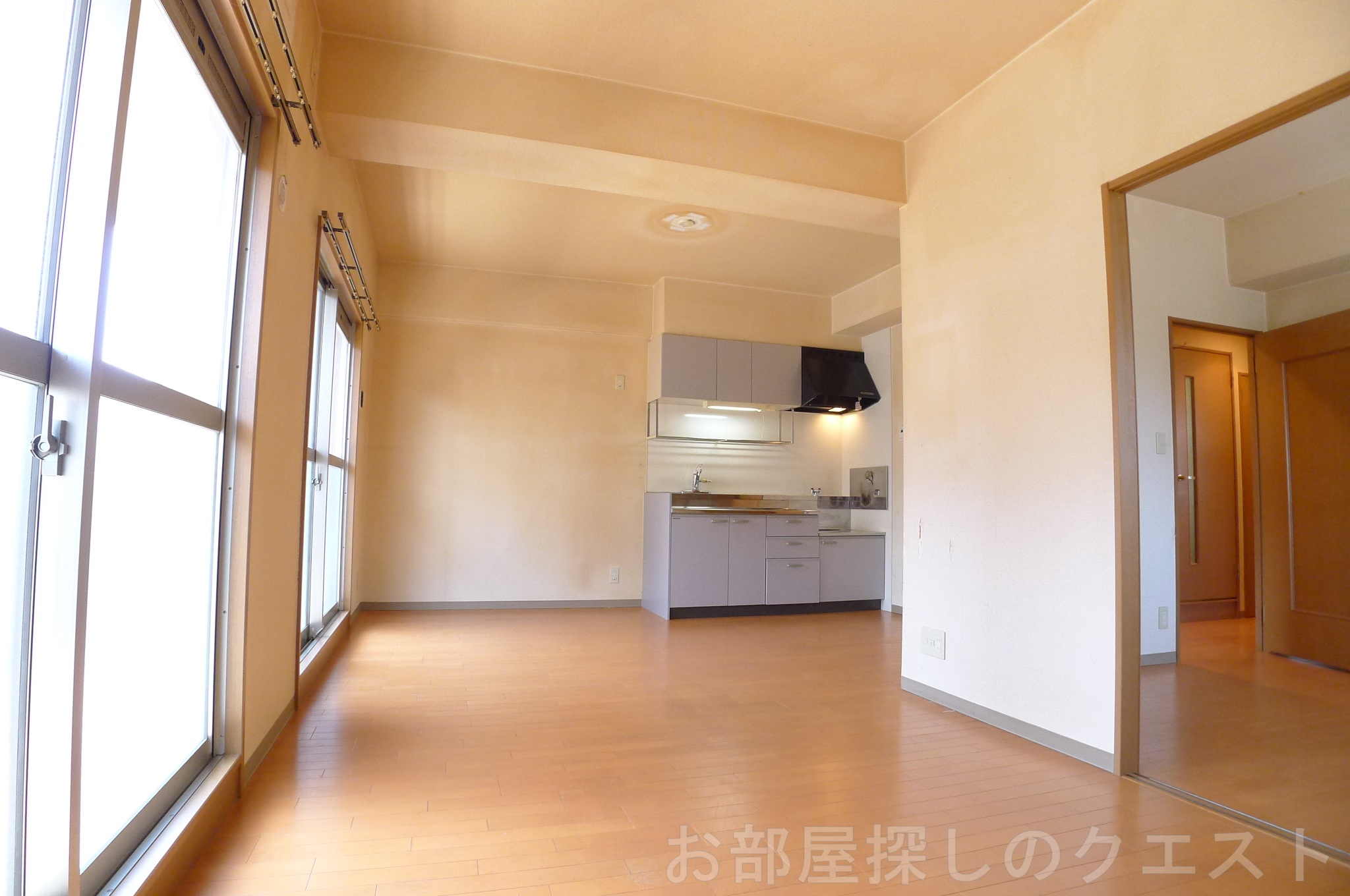 居室・リビング　（写真は同仕様反転）