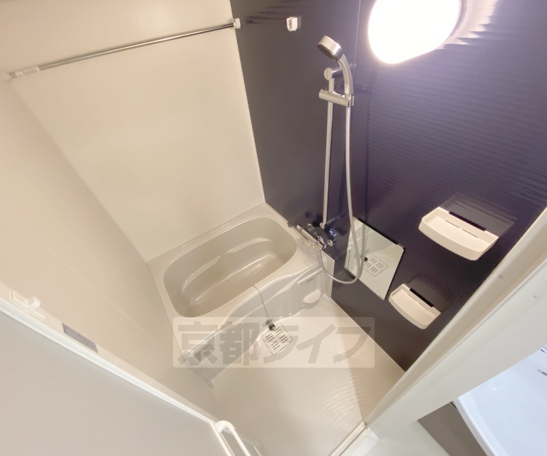 バス・シャワールーム　鏡の付いた便利なお風呂