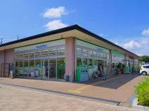 コンビニ　ファミリーマート近鉄あやめ池駅前店（コンビニ）まで380m