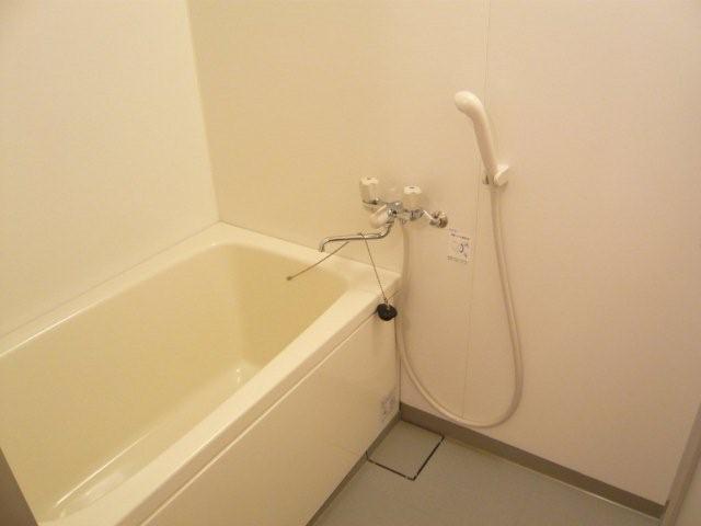 バス・シャワールーム　ゆとりのあるバスタブ