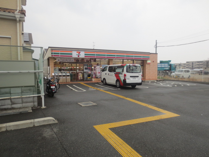コンビニ　セブンイレブン（コンビニ）まで200m