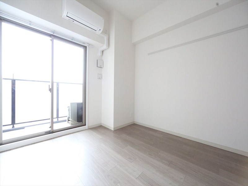 居室・リビング　洋室6.5帖　エアコン完備　バルコニー