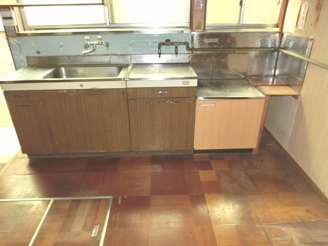 キッチン　窓付きで明るいですね！