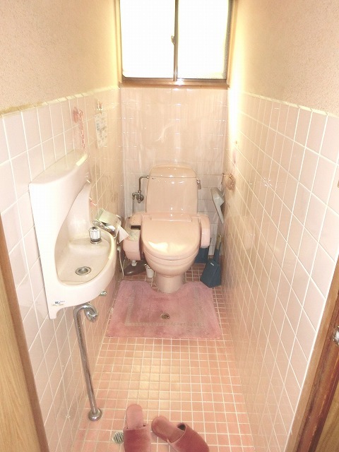 トイレ　窓付きで換気しやすいですね！