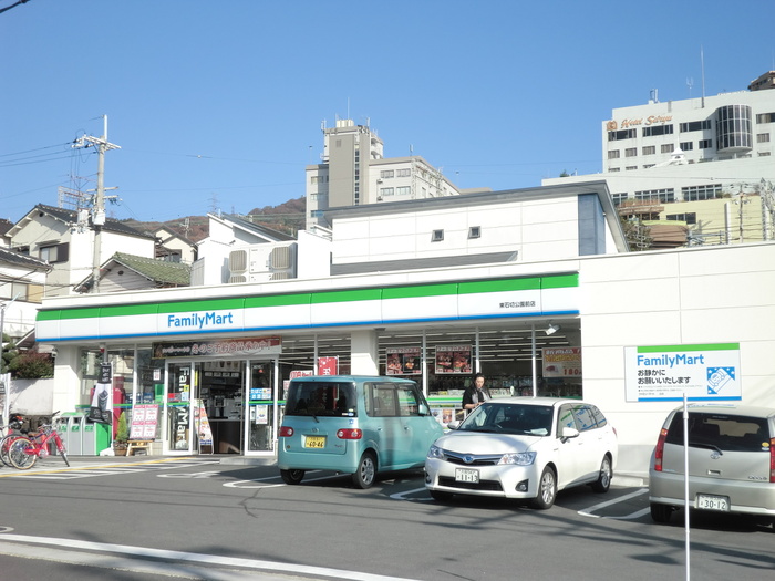 コンビニ　ファミリーマート（コンビニ）まで320m