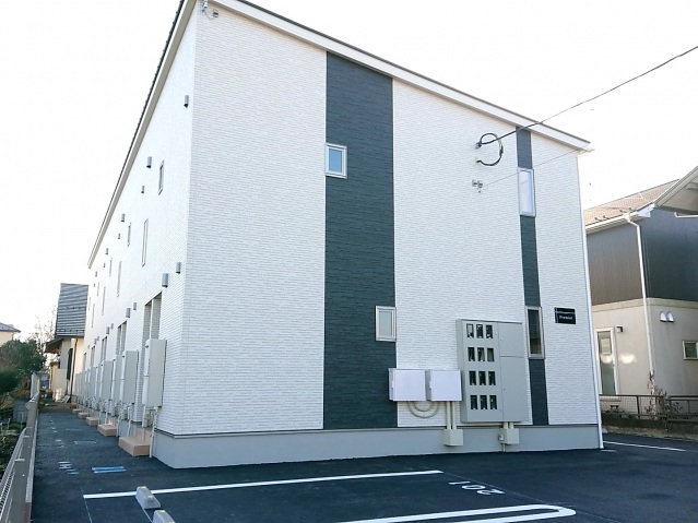 建物外観　駐車場１台無料。上下階ともに１ＬＤＫ。