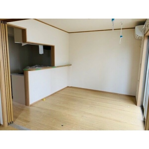 居室・リビング　カウンターキッチンのある南面リビング。