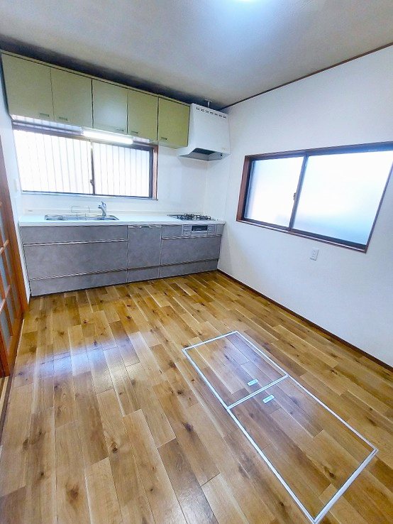 キッチン　ガスキッチン　ＤＫ６帖２面採光あり　ペット２匹可