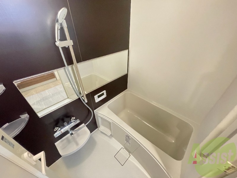 バス・シャワールーム　こちらのお風呂で一日の疲れを癒して下さい。