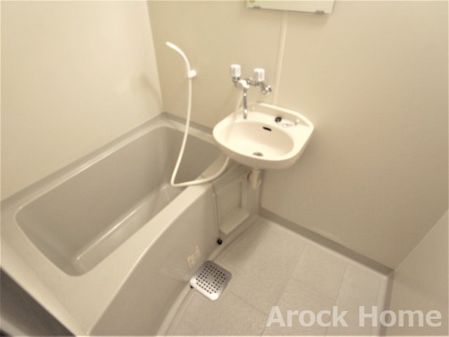 バス・シャワールーム　コンパクトで使いやすいお風呂です