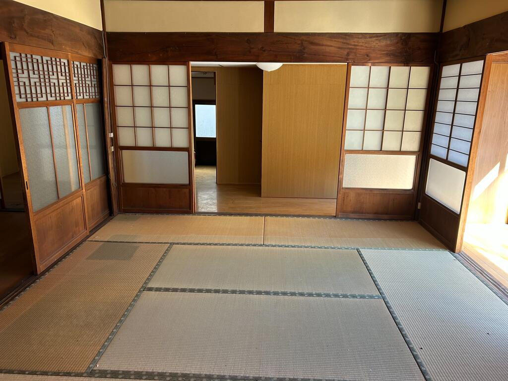 現状渡し 田原市伊良湖町貸家の居間写真