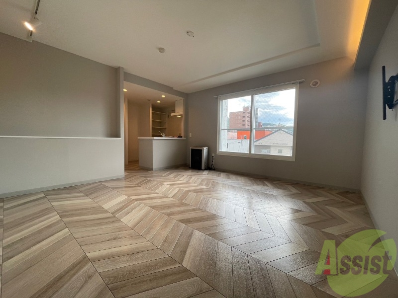 居室・リビング　リビングです。木目のフローリングが落ち着きますね。