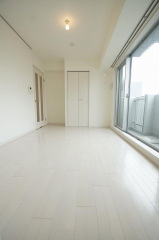 居室・リビング　「優しい色合いの床材を使用した居住空間」