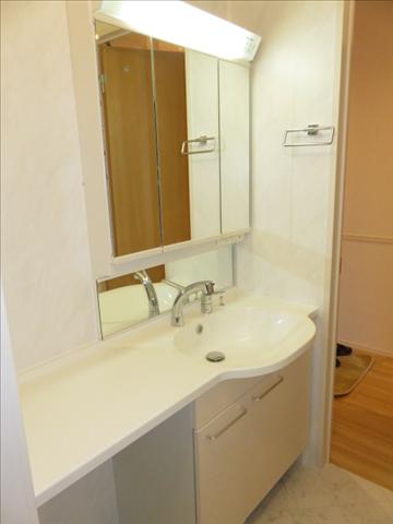 洗面設備　大きくて使いやすい洗面台です
