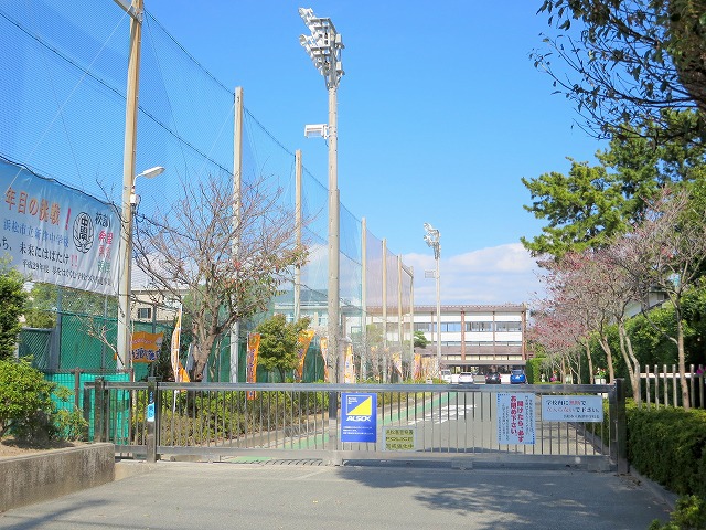中学校　新津中学校（中学校）まで562m